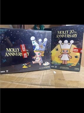 Molly 20th Anniversary Vinyl Figure Set in Navy and Yellow